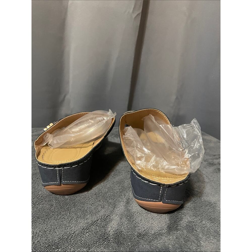 Women’s Navy Laser-Cut Thong Sandals with Quilted Footbed NWOT Size 11 - Picture 3 of 5